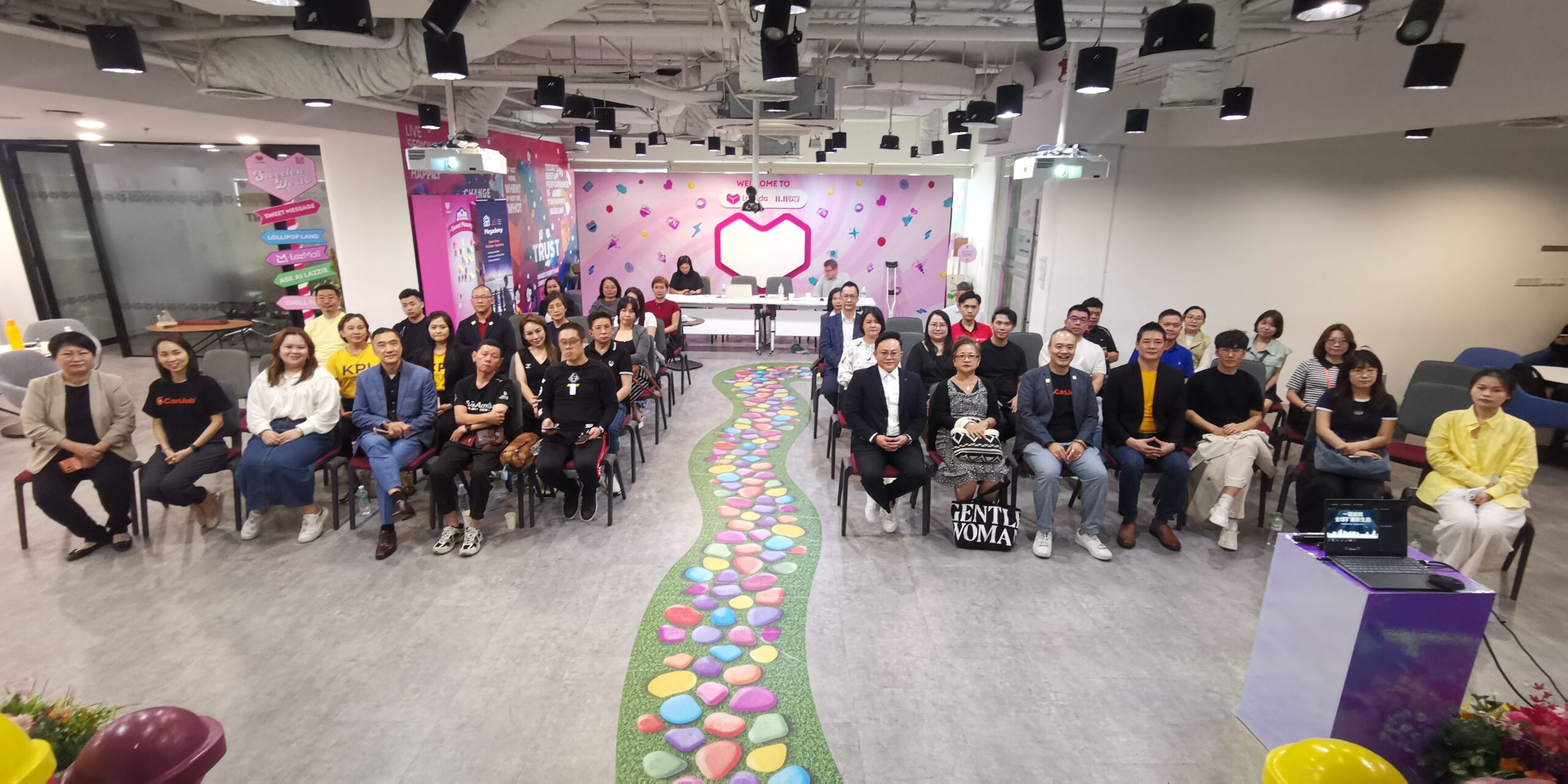 《一键启航 · 全球拓展新生态》